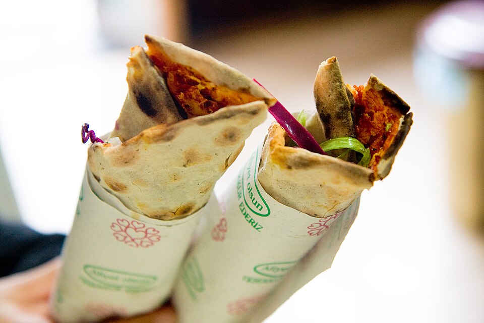 Fayl:Wrapped Lahmacun.jpg