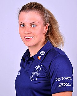Ponytail sochli, koʻk polo futbolkali sariq sochli ayol