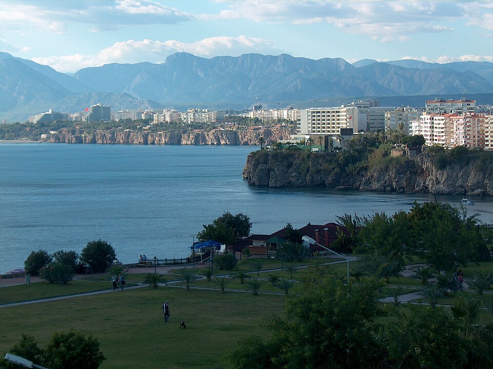Fayl:Antalya falezler.jpg