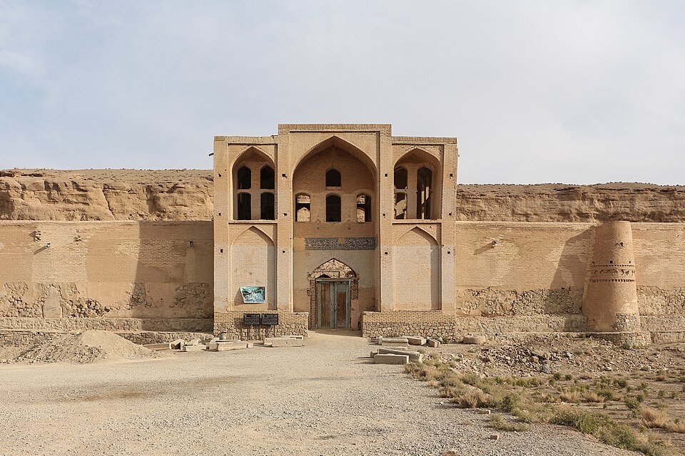 Fayl:Izadkhvast Caravanserai 05.jpg