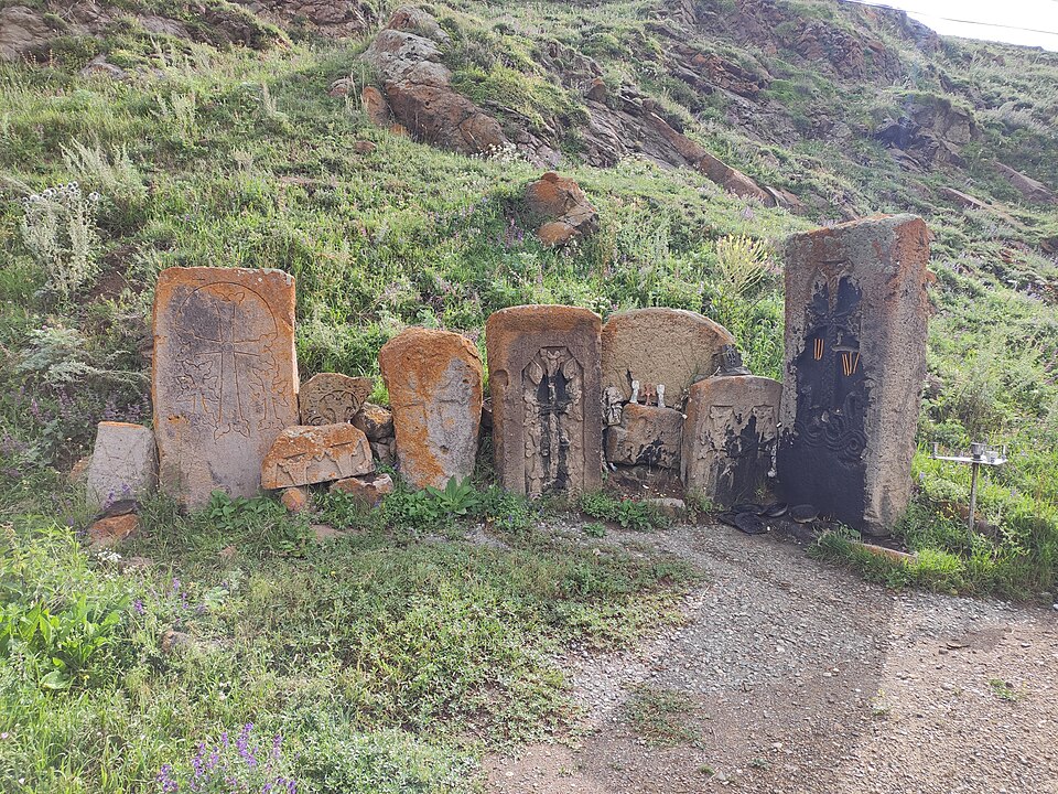Fayl:Վերին Ճամբարակ խաչքարեր (13).jpg