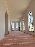 Masjidning ichki qismi oʻng tomonda joylashgan zal tasviri