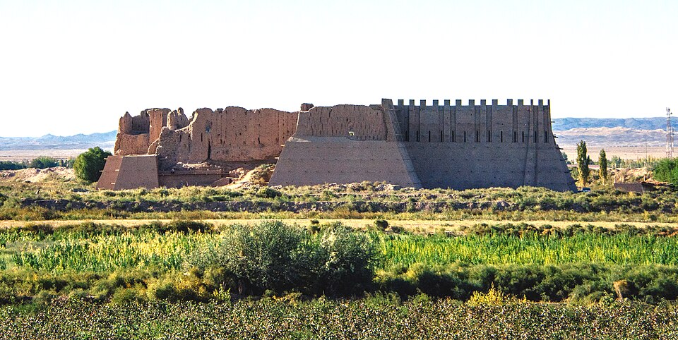 Fayl:Kyzyl-Kala under restoration (cropped).jpg
