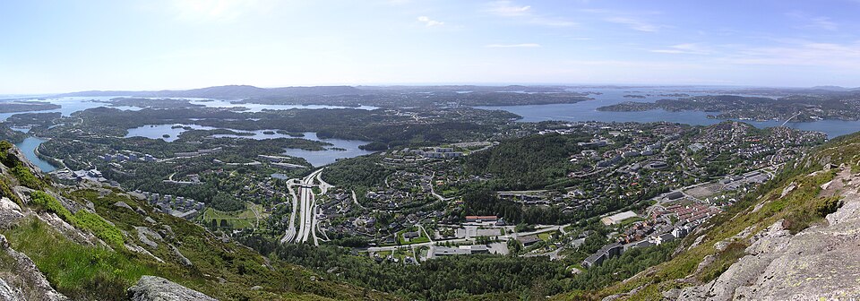 Fayl:Lyderhorn view towards west.jpg