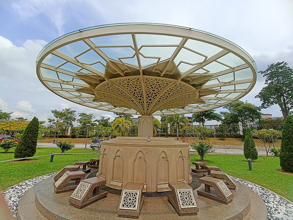 Fayl:Ablution booth, Masjid Sri Sendayan.jpg