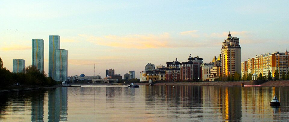 Fayl:Astana, by the Ishim River.jpg