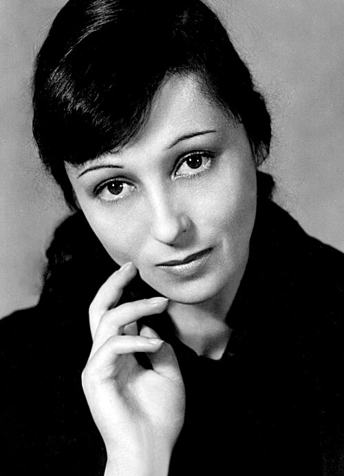 Fayl:Luise Rainer - 1941.jpg