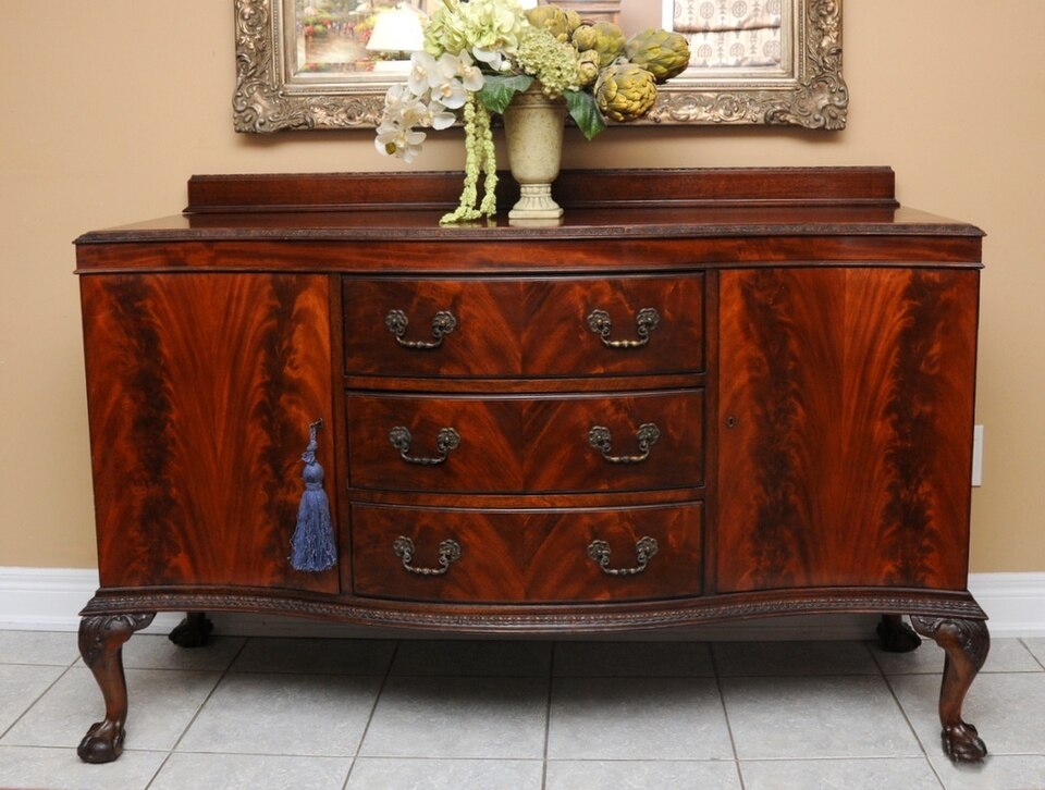 Fayl:Antique chippendale buffet.JPG