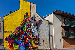 Portugaliyalik koʻcha rassomi Artur Bordalo (BordaloII) Aberdindagi NuArt festivalida (2018) chiqindidan yasalgan yagona shoxchani