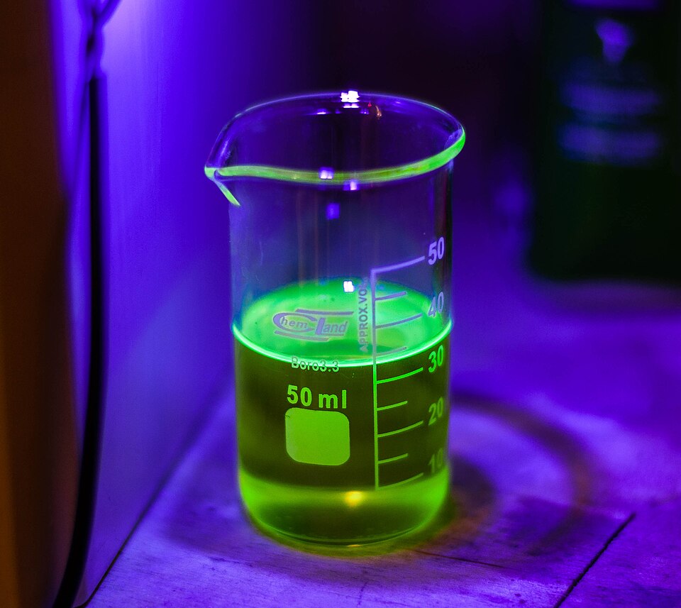 Fayl:Curcumin fluorescence.jpg