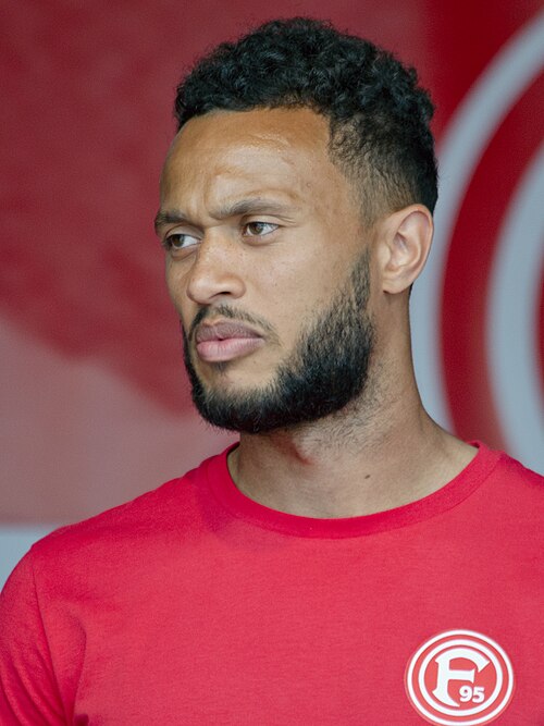 Fayl:Lewis-Baker-08-2019.jpg