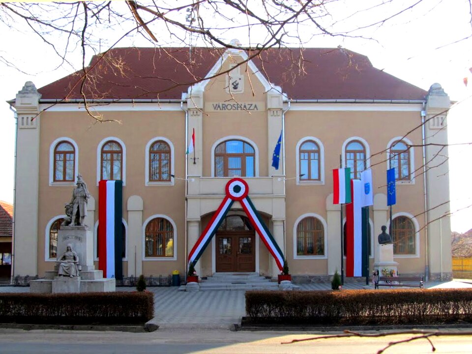 Fayl:Mezőkeresztes Városháza.jpg