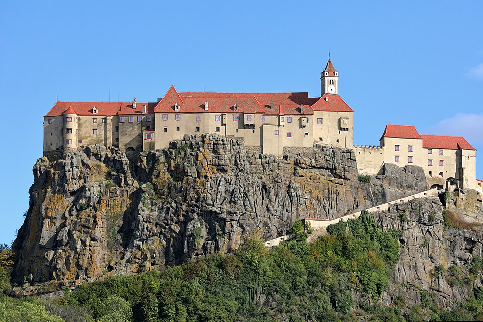 Fayl:Riegersburg - Burg, Westansicht.JPG