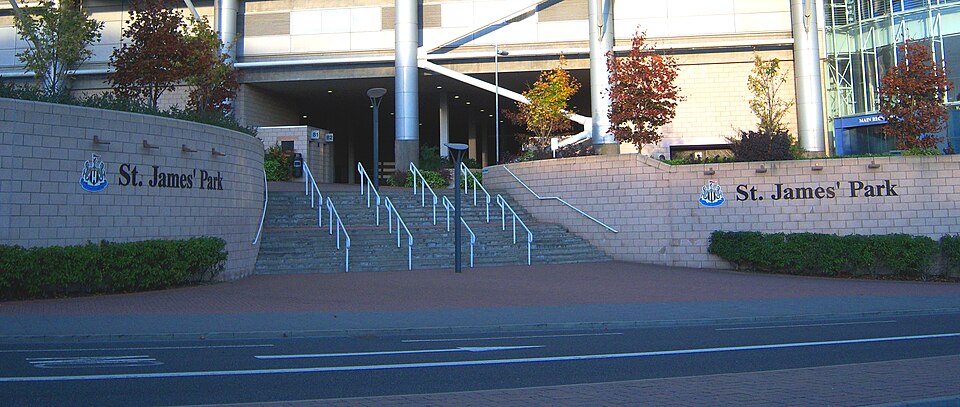 Fayl:St. James' Park steps Newcastle.jpg