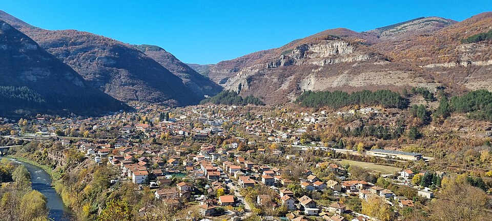 Fayl:Tserovo (village).jpg