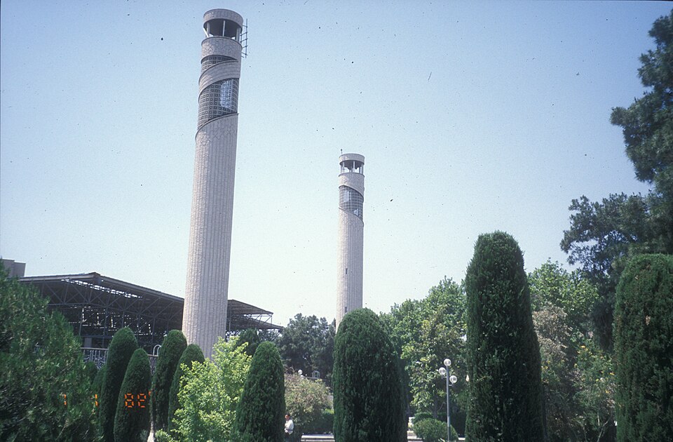 Fayl:UT mosque minaret.jpg