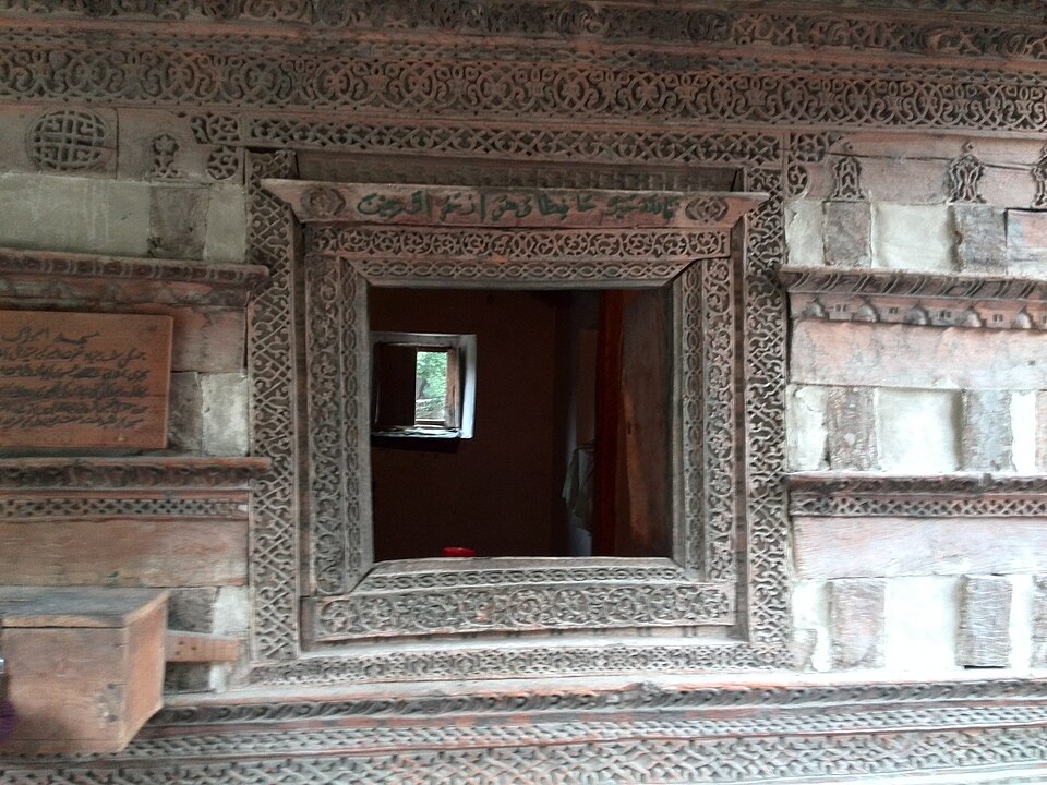 Fayl:Amburik Mosque Window 1.jpg