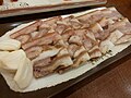 Pyongyuk turlaridan biri. Cho'chqa boshidan qilingan. Sarimsoq bilan xizmat qiladi.
