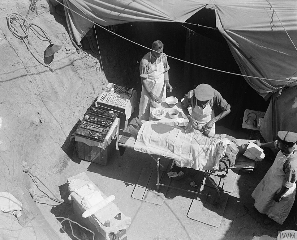 Fayl:Field surgery Cape Helles.jpg