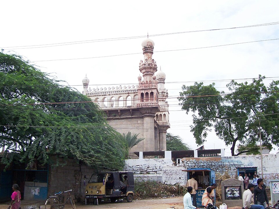 Fayl:Mosque in Hyderabad.jpg