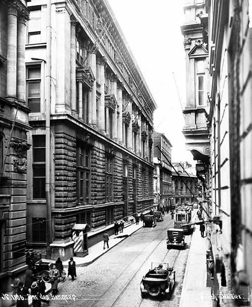 Fayl:Bankalar Caddesi in the 1920's.jpg