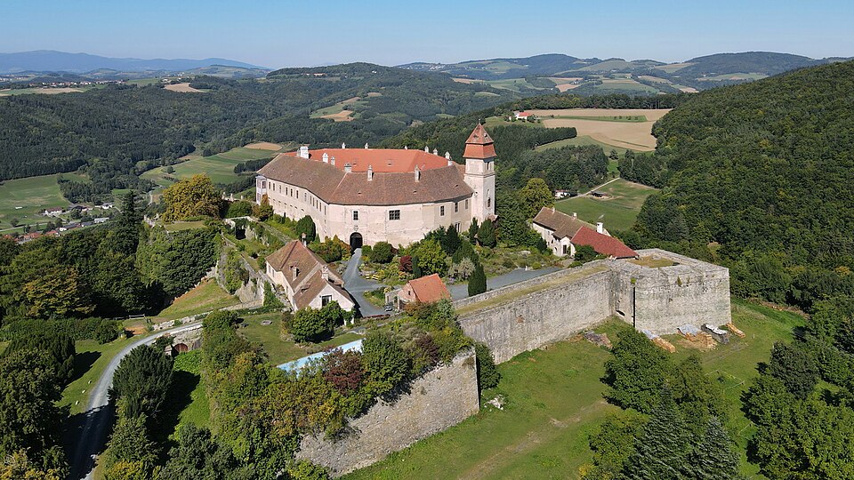 Fayl:Bernstein - Burg (a).JPG