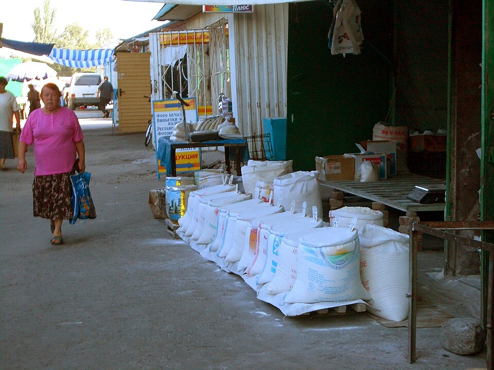 Fayl:E8088-Alamudun-Bazaar-flour-vendor.jpg