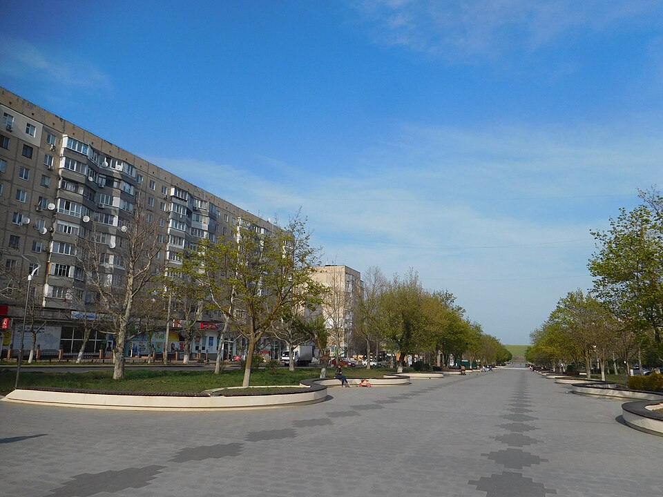Fayl:Myru Avenue, Yuzhne 2.jpg