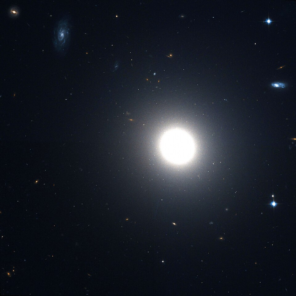 Fayl:NGC 1439 Hubble WikiSky.jpg