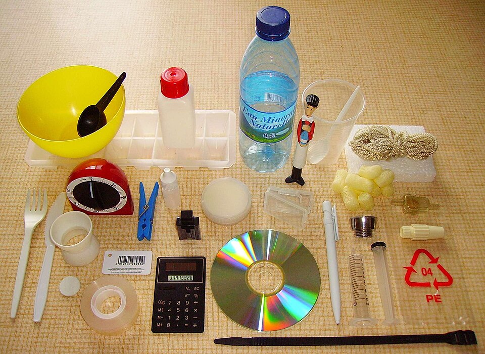 Fayl:Plastic objects.jpg