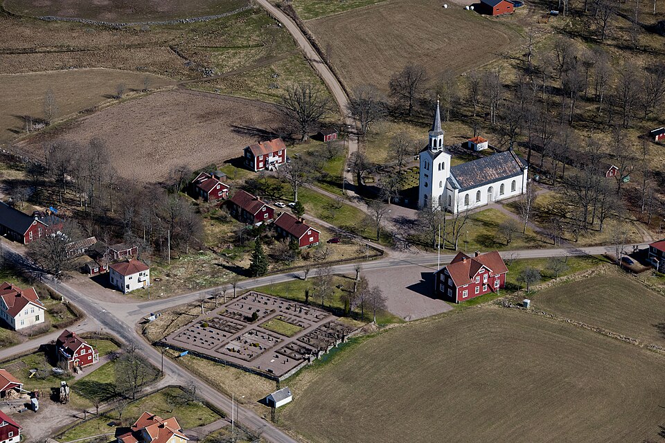 Fayl:Svinhults kyrka från luften.jpg