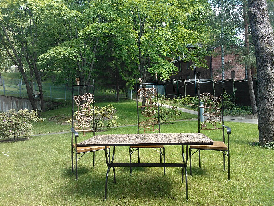 Fayl:Russian consulate courtyard.jpg