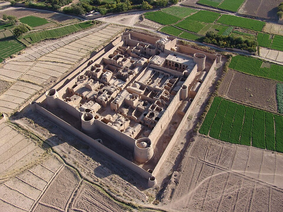 Fayl:قلعه مهرپادین.JPG
