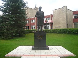 Yodgorlik Toropetskiy nomidagi madaniyat saroyi yonida joylashgan