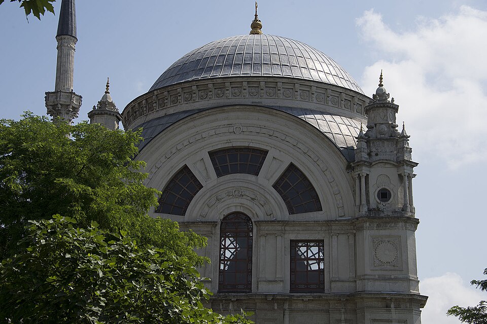 Fayl:Besmi Alem Valide Mosque 8689.jpg