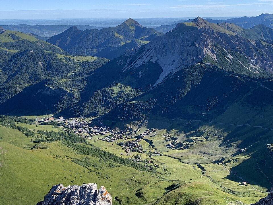 Fayl:Malbun seen from Augstenberg (valo139).jpg