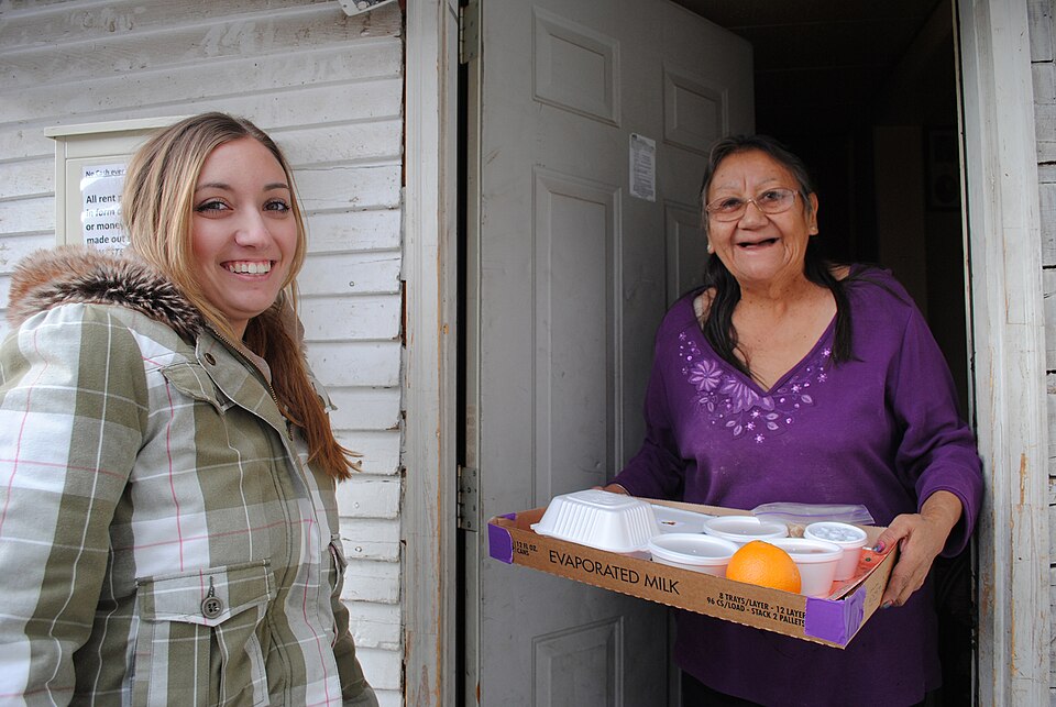 Fayl:Meals on Wheels delivery.jpg