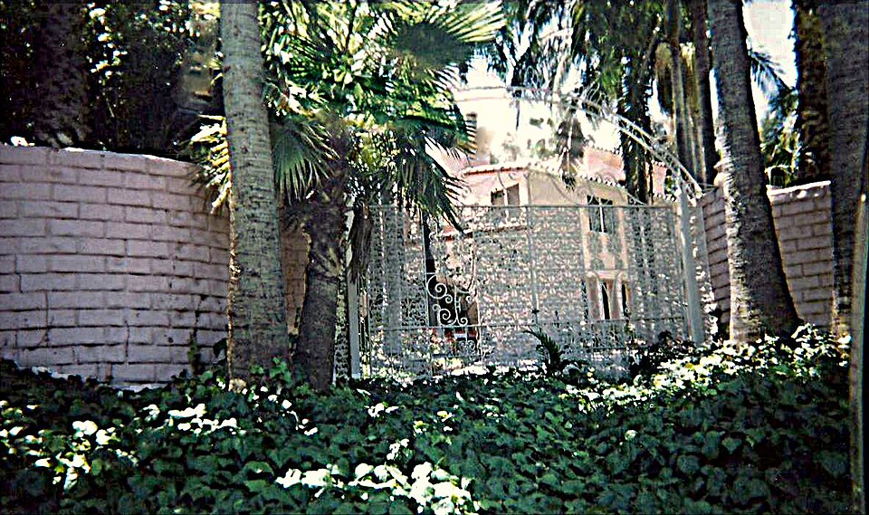 Fayl:Pink Palace gate.jpg