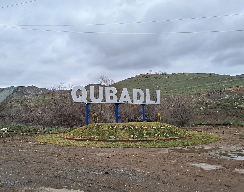 Fayl:Qubadli sign in Qubadli, Azerbaijan.jpg