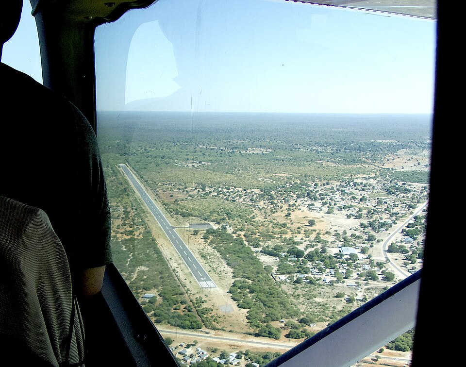 Fayl:Shakawe Airport (2019).jpg