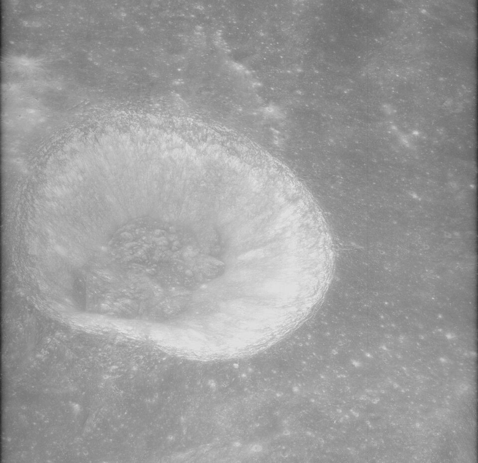 Fayl:Al-Khwarizmi K crater AS16-P-4298.jpg