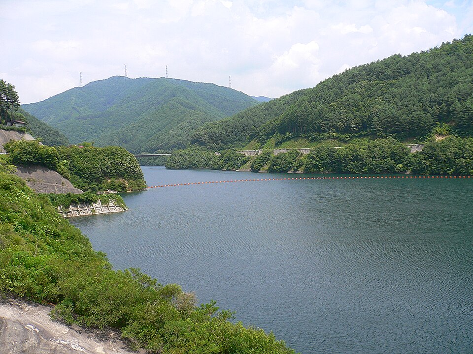 Fayl:Maple Lake at Minowa Dam.jpg