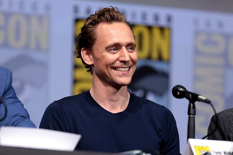 Fayl:Tom Hiddleston (36109110291).jpg