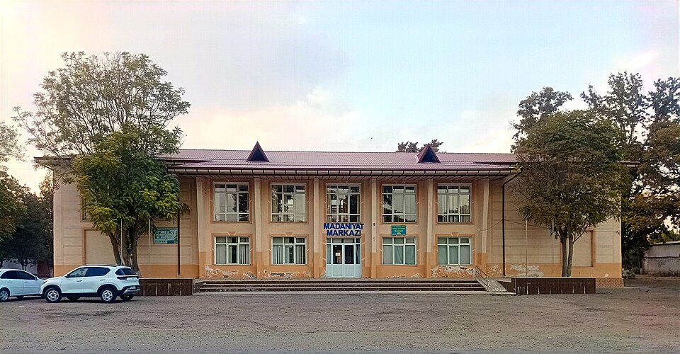 Fayl:Культурный центр в Дустабаде.jpg