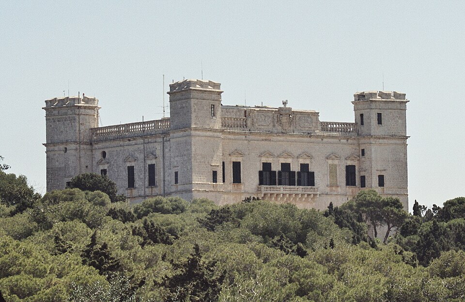 Fayl:Building Malta.jpg