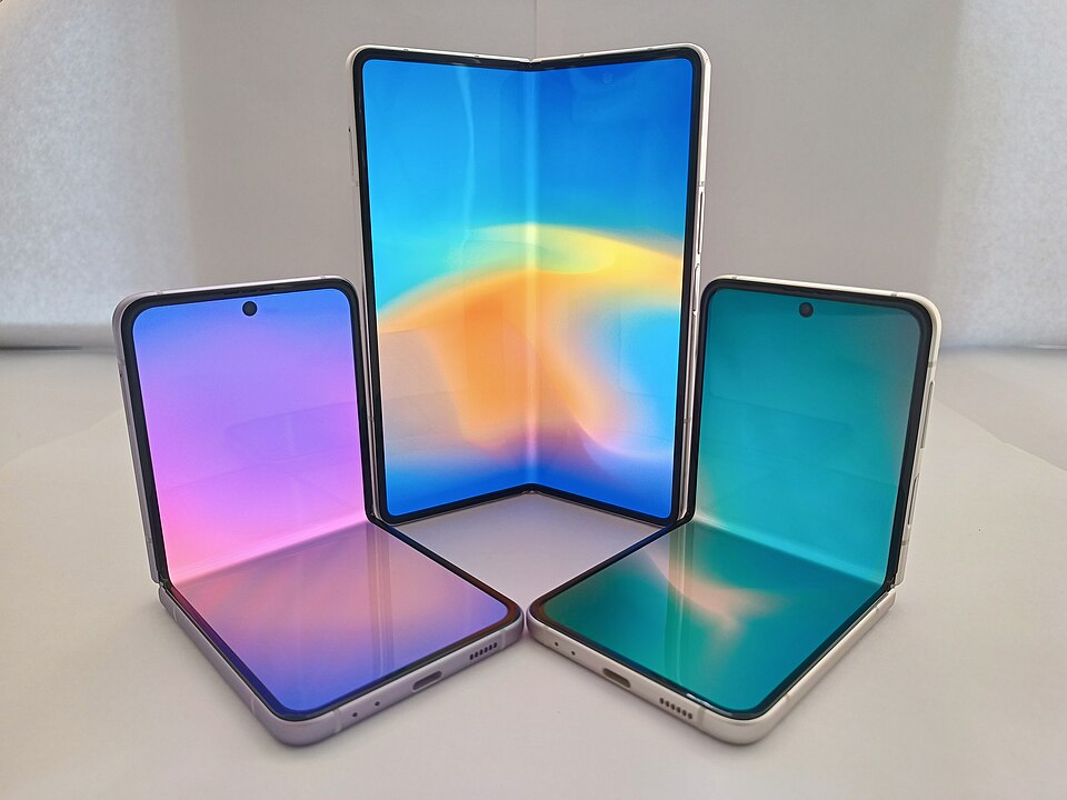 Fayl:Foldable Smartphones.jpg