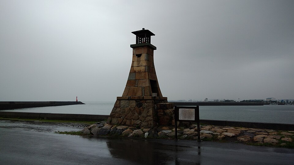 Fayl:Goshikihama Park Lighthouse.jpg