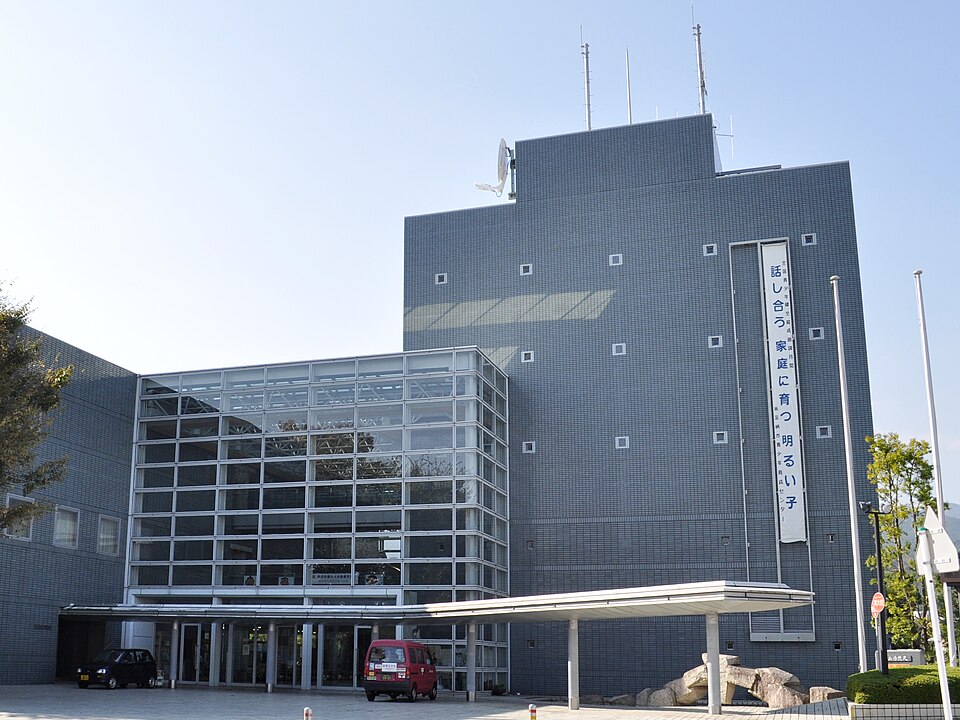 Fayl:Minamiashigara city hall in 2010.jpg