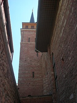 Minoraning masjid hovlisi tomondan koʻrinishi