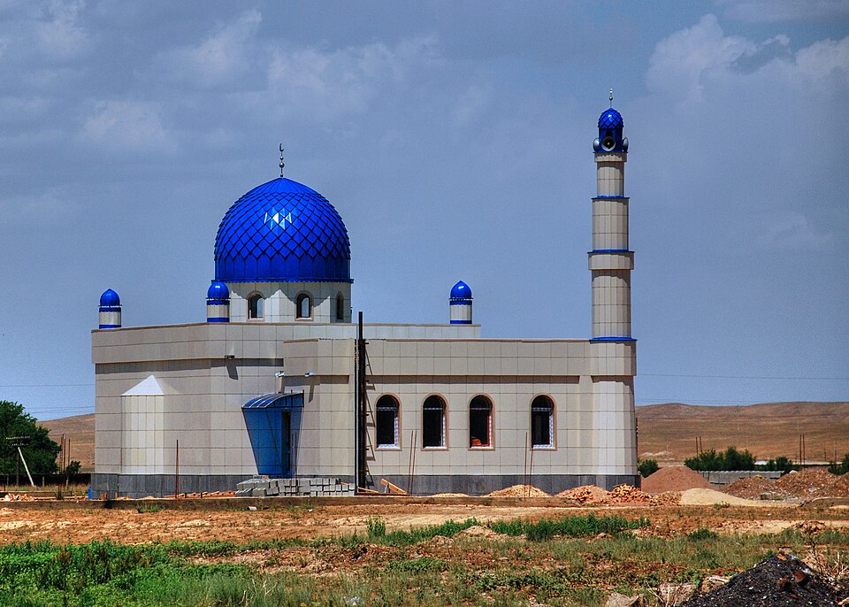 Fayl:Mosque under construction in Kyrgyzstan.jpg